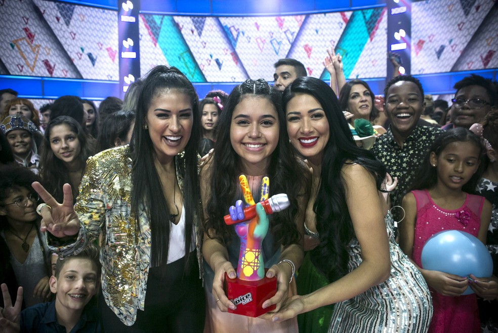 Eduarda Brasil, vencedora da terceira temporada do “The Voice Kids”, entre as técnicas Simone e Simaria